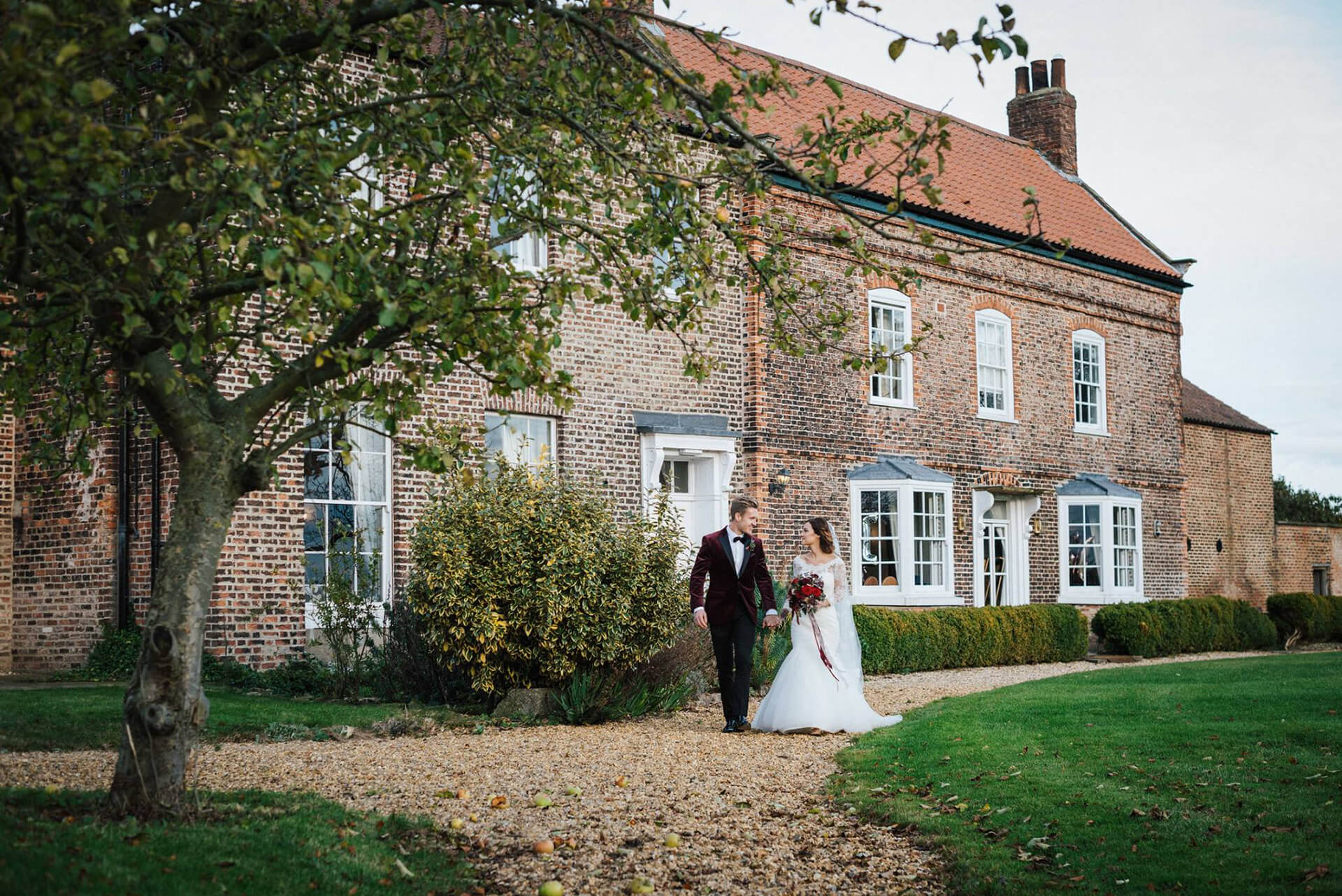 The beautiful Jade and Josh, strolling the Manor grounds. Shot by <a href="http://www.sugarbirdphoto.co.uk/" target="_blank">Sugarbird Photography</a>