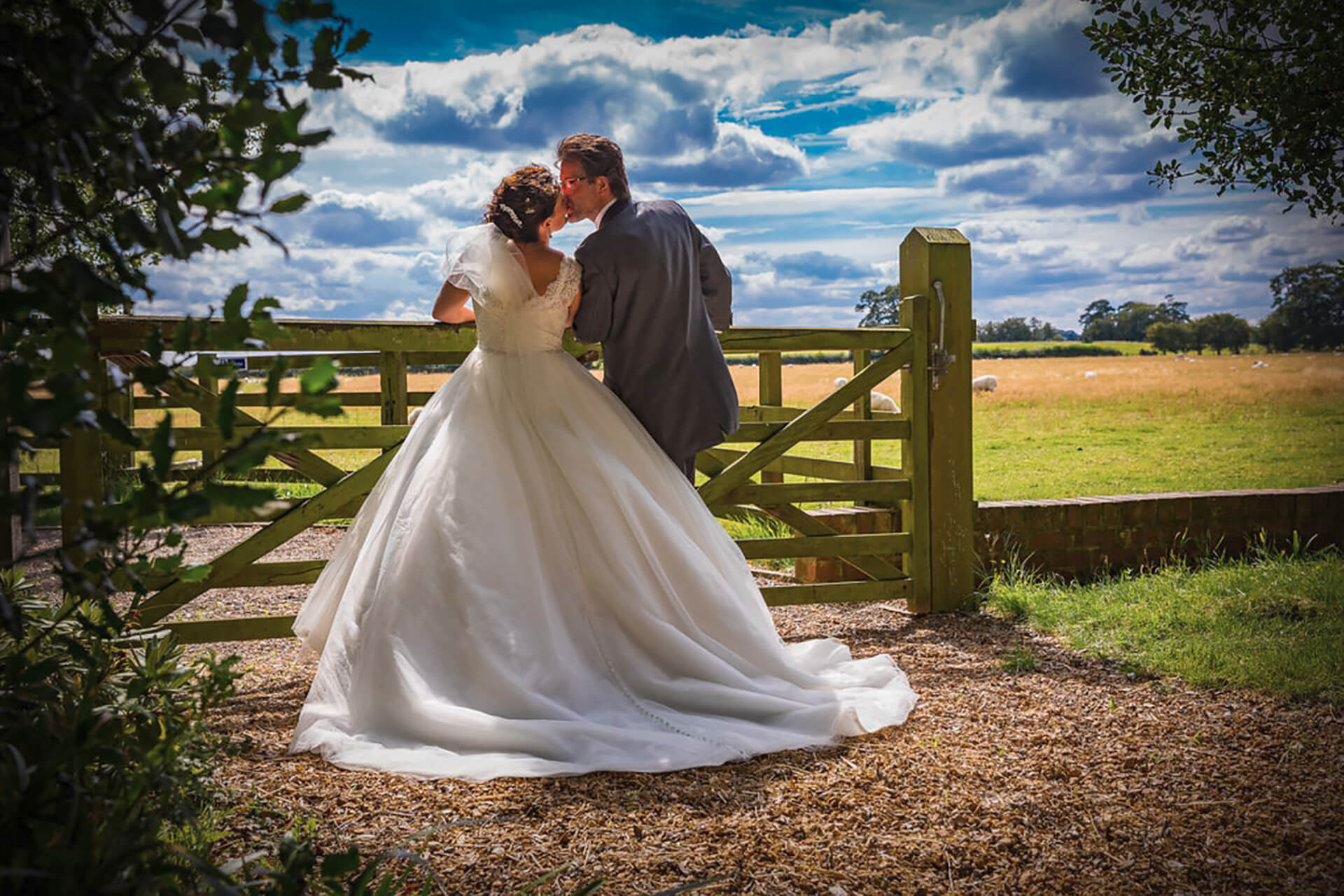 What a gorgeous photo of Hannah and Mark, taken by <a href="http://www.chrisreidphotography.co.uk /" target="_blank">Chris Reid</a>.